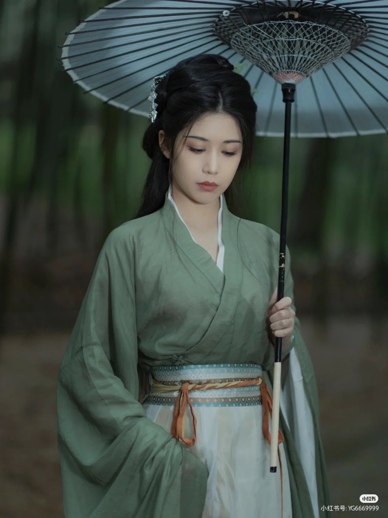 Beauty in Blue:The Elegance of a Blue Hanfu-Wearing Woman