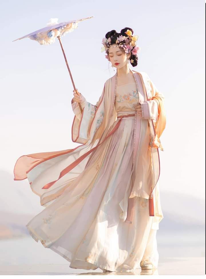 The Enchanting Green of Hanfu:A Glimpse into the World of Immortal-like Elegance