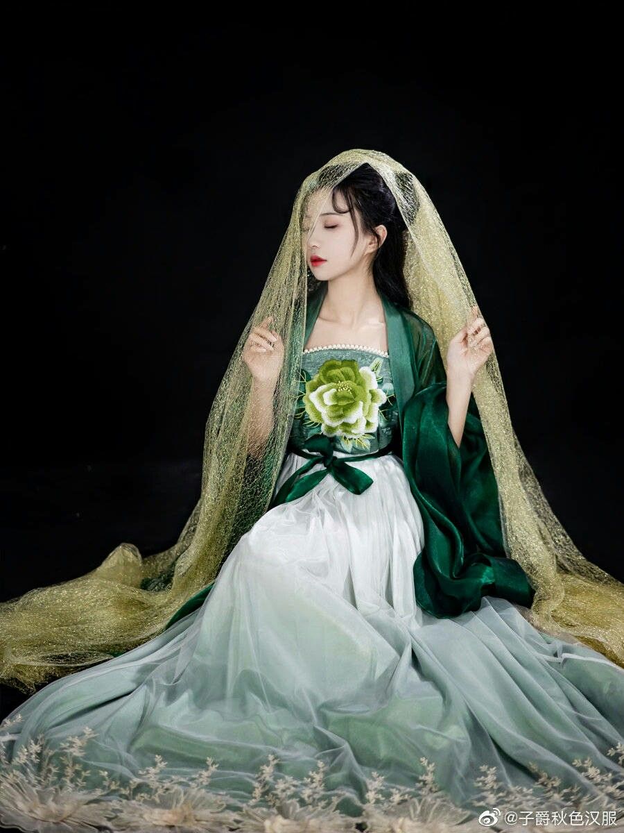 Embroidered Dragon Tang Suit:A Blend of Traditional Craftsmanship and Cultural Symbolism Embroidered Dragon Tang Suit:A Blend of Traditional Craftsmanship and Cultural Symbolism