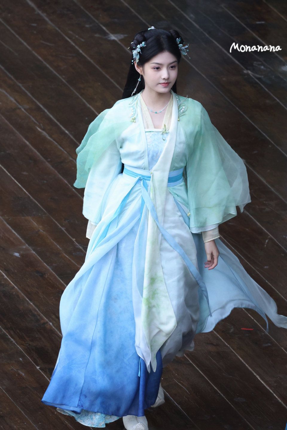 Elegant Horseface Skirt and its Fan Accessories:A Cultural Exploration Elegant Horseface Skirt and its Fan Accessories:A Cultural Exploration