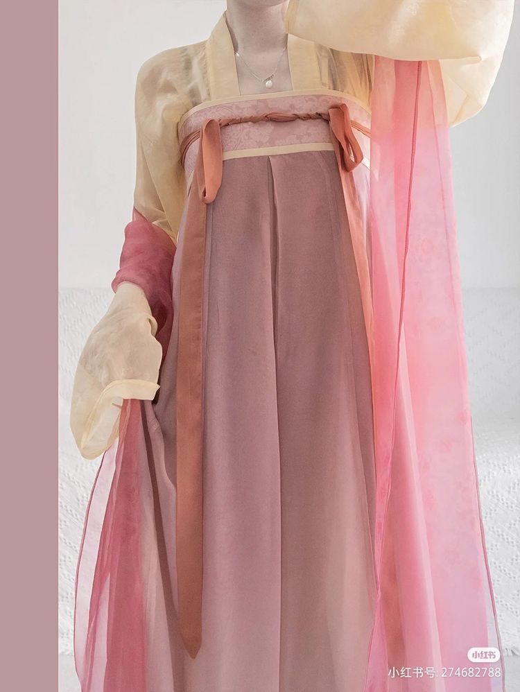 Children in Hanfu Hairstyles:A Traditional Greeting for the Lunar New Year