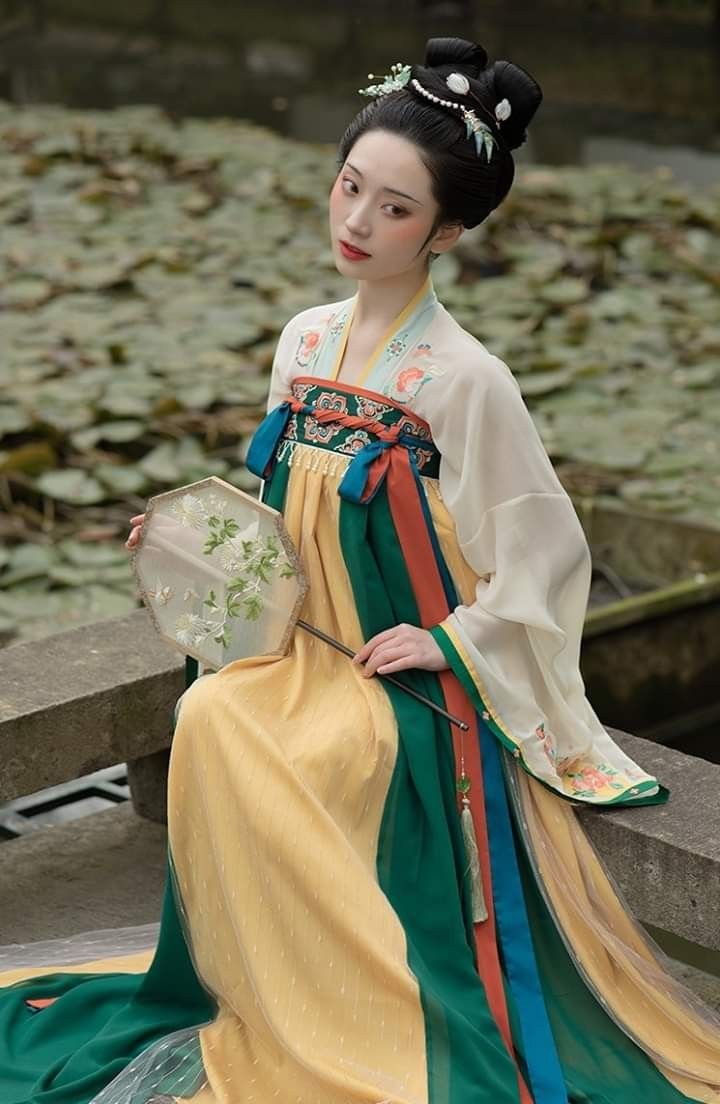 Plus Size and Petite Womens Guide to Styling the Horseface Skirt 马面裙时尚指南—大码小个子女性的选择) Plus Size and Petite Womens Guide to Styling the Horseface Skirt 马面裙时尚指南—大码小个子女性的选择)