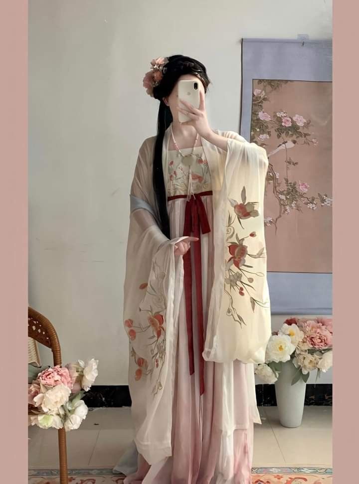 The Elegance of a Red Toast-worthy Brides Cheongsam A Celebration of Traditional Splendor