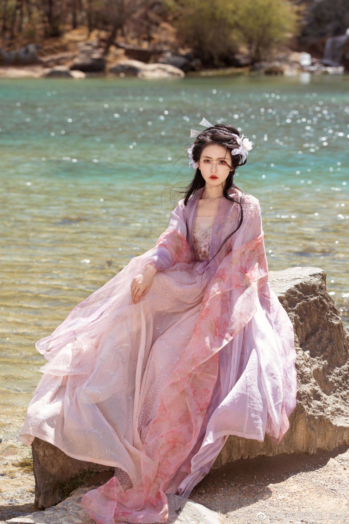 Embracing Tradition in a Golden Silk Short-sleeved Cheongsam:The Rise of Non-Fading Plush