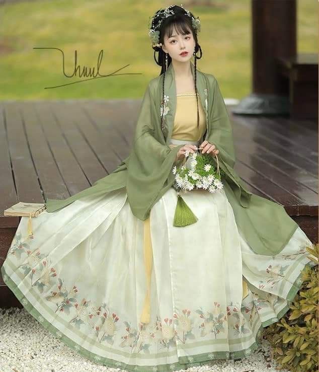 A Little Girl in Traditional Chinese Hanfu:A Lightweight Version of Ancient Beauty