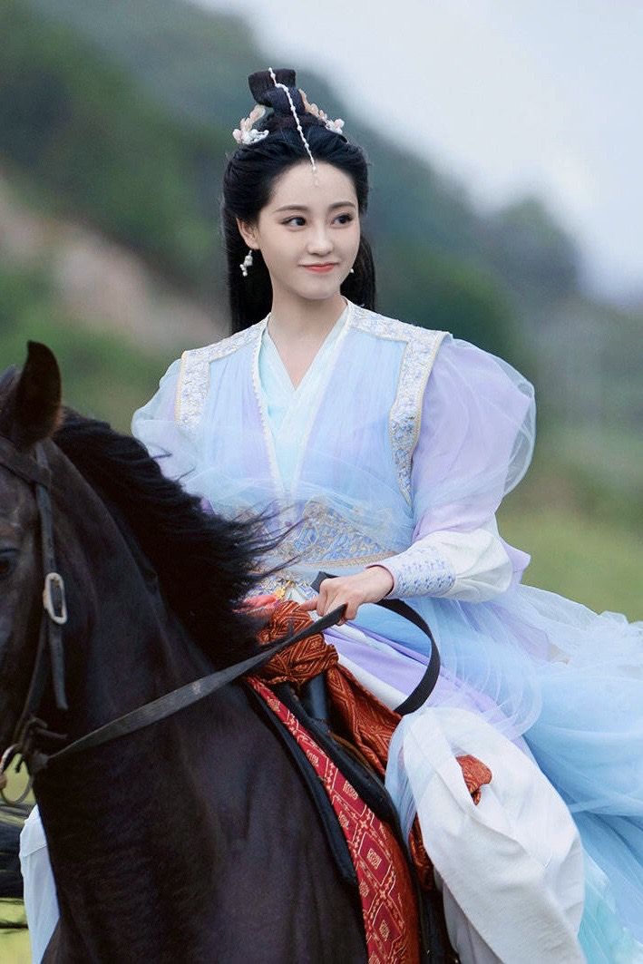 Red Hanfu Costume:A Glimpse into the Ancient Beauty of a College Student in Traditional Hanfu Dress