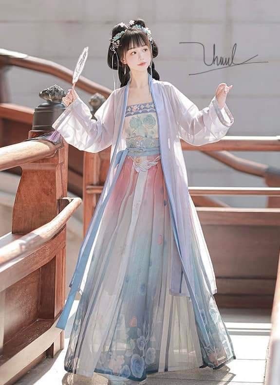 The Enchanting Charm of Traditional Cheongsam and Xiangyunsha:A Tale of Old Memories