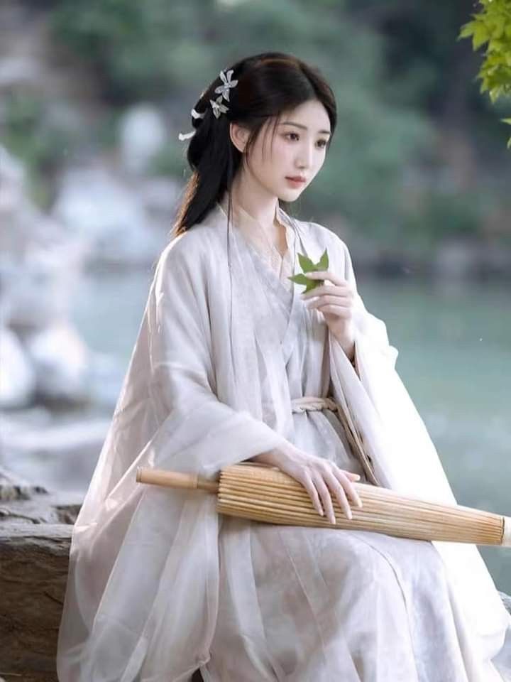 The Dominant Aura of the Aquarius in the Realm of Starry Hanfu Fashion