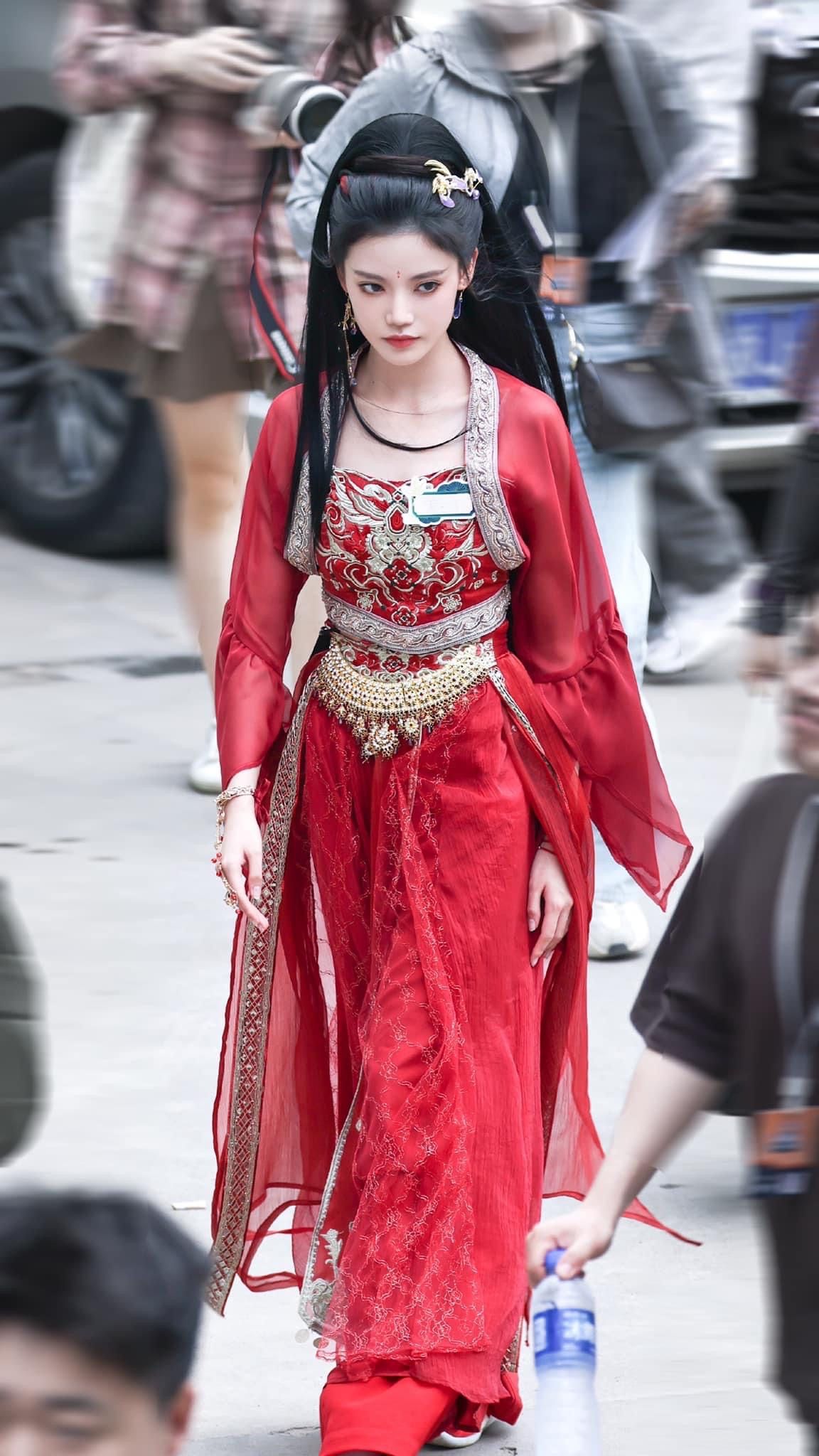 The Enchantment of Hanfu:A Dreamlike Journey into the仙境 of Traditional Chinese Clothing