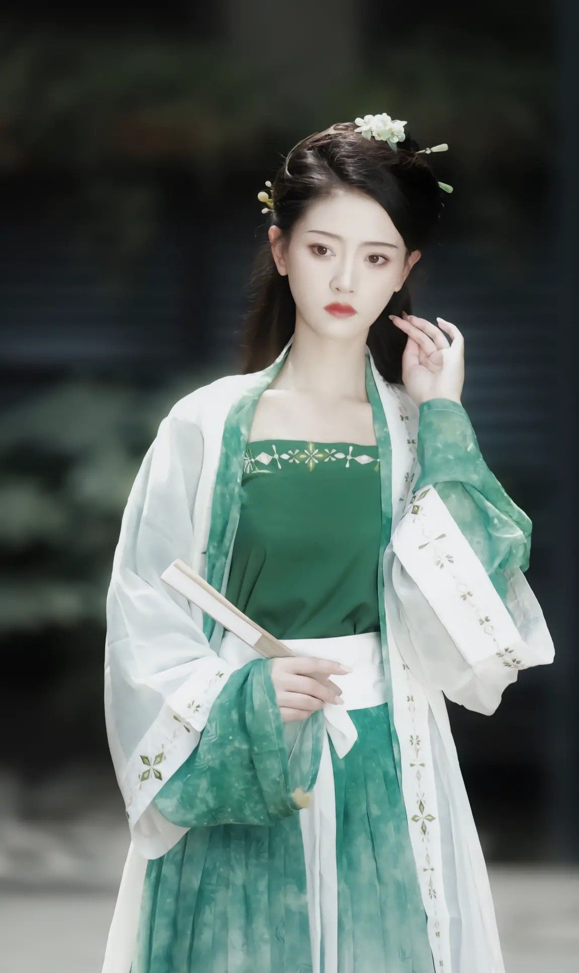 The Splendor of Cheongsam Fashion and the Art of Feather Fans