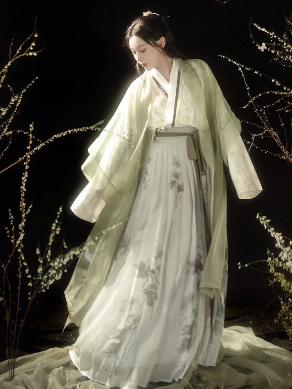 Elegant Ancient Hanfu for Women:Slimming Design in Traditional Costume