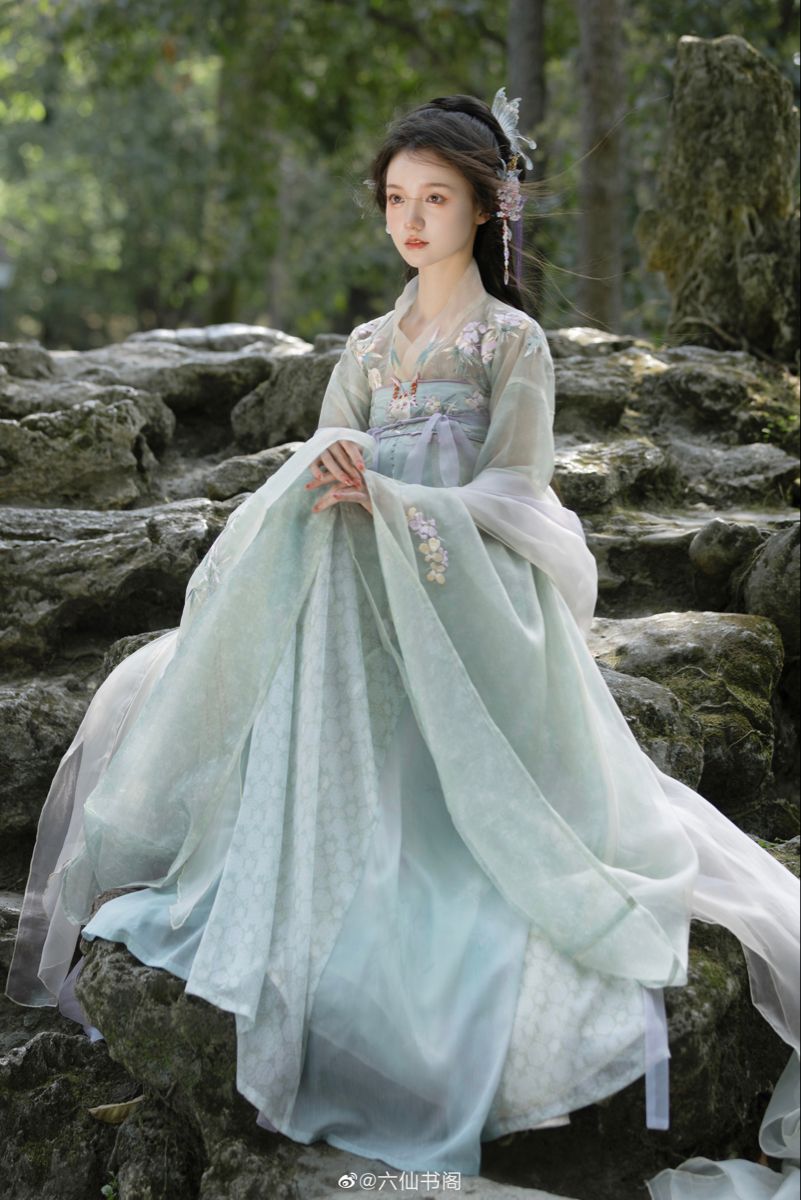 The Elegance of White Satin Cheongsam:A Cultural Icon of Chinese Traditional Beauty