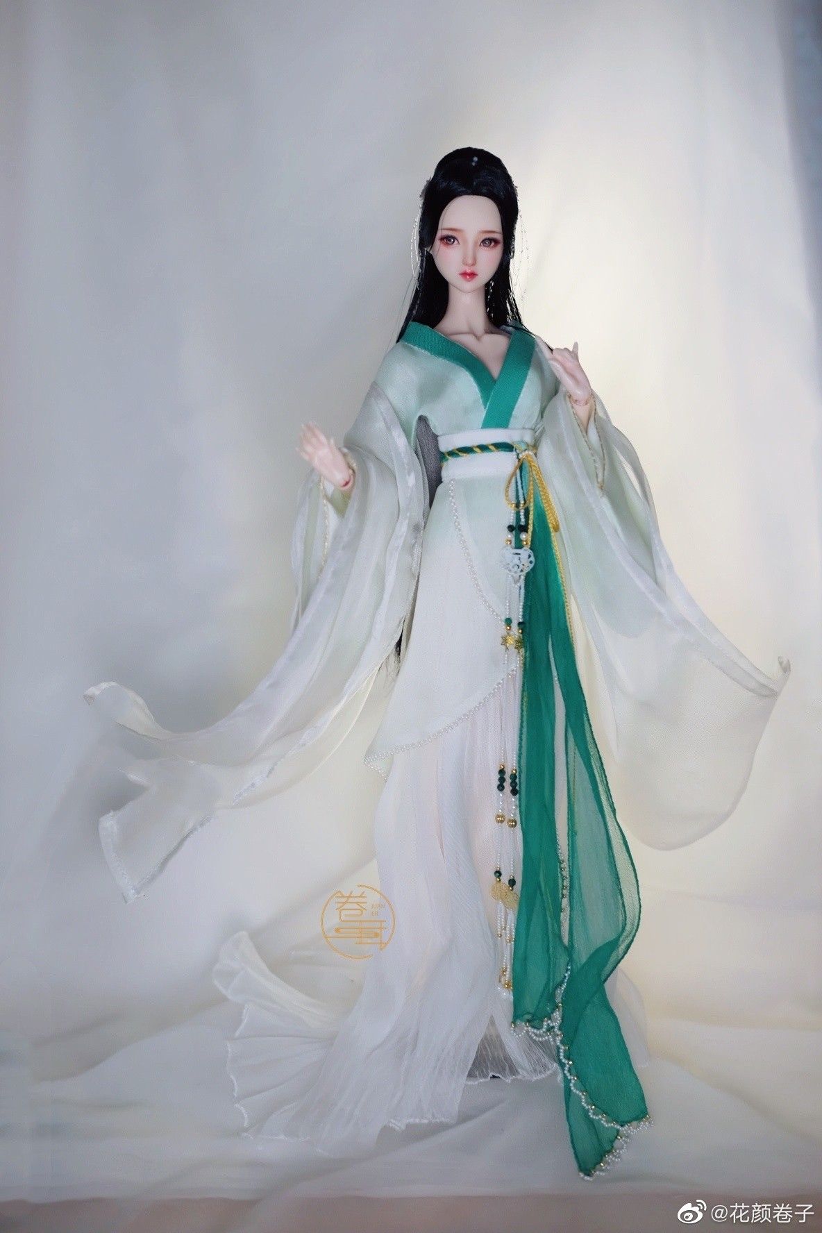 The Charm of Cheongsam:A Closer Look at the Neck-Hanging and Waist-Cinching Design
