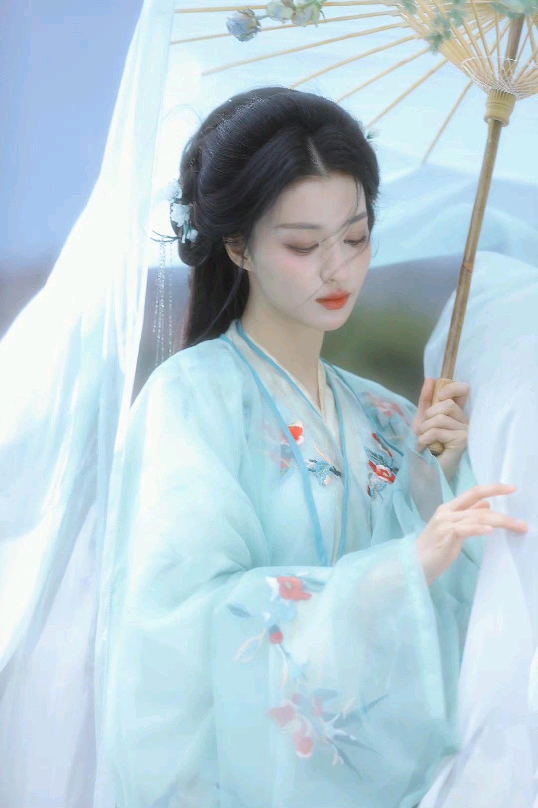 The Enchantment of Glass-like Glasses and Traditional Chinese Hanfu Costumes in Elementary School