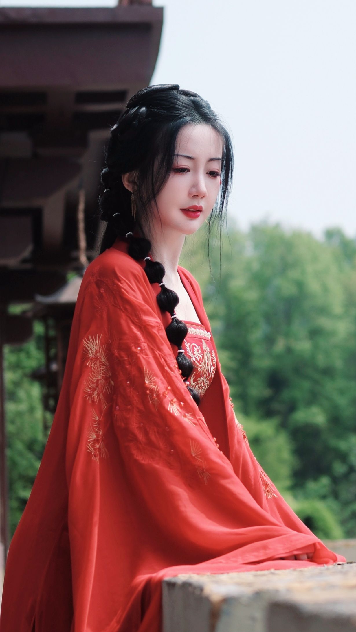 The Journey to Success:Flag-Bearing and Golden-Lettered Cheongsam Glory