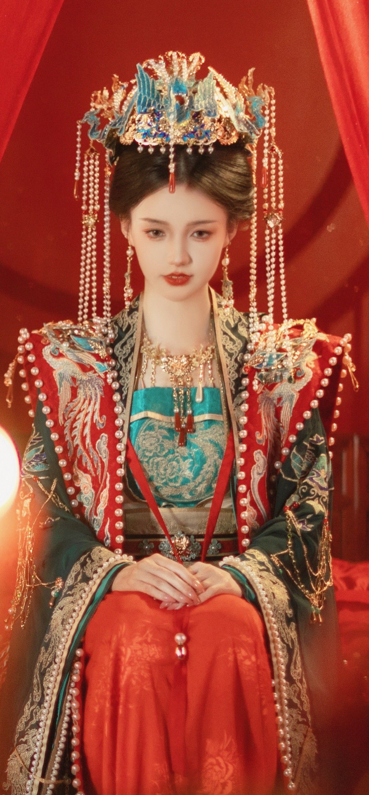 The Enchantment of Silk-Wrapped Cheongsam:The Allure of Traditional Chinese Elegance