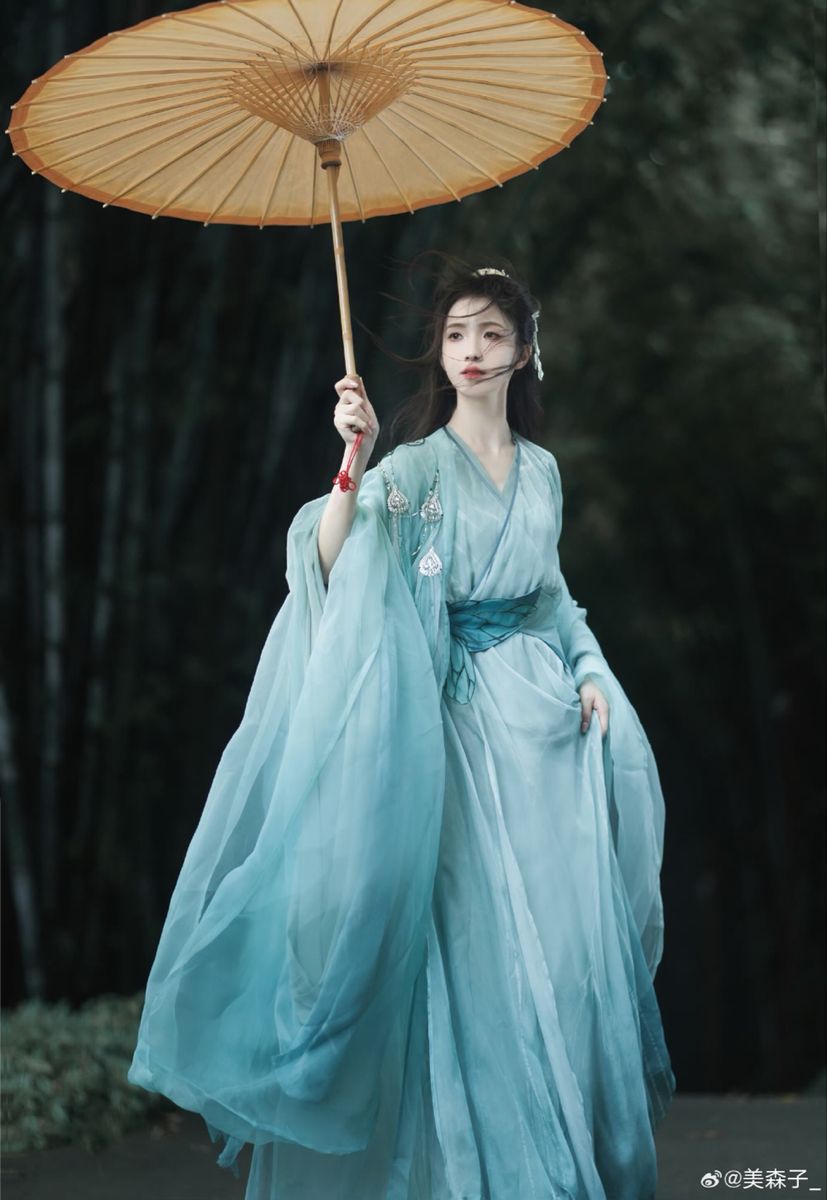 The Splendor of Cheongsam and Flower-Adorned Headdresses:A Cultural Journey