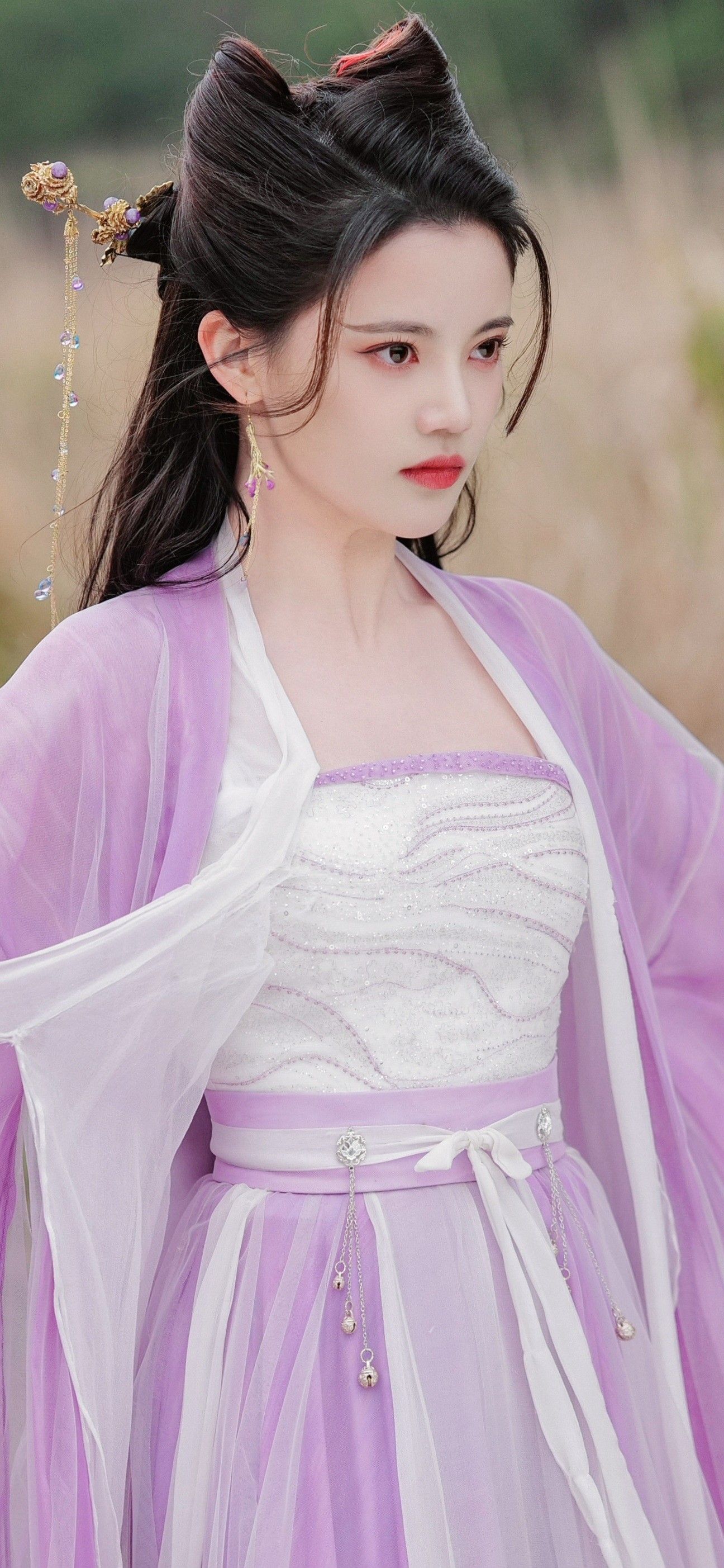 The Splendor of Flower-and-Bird Pattern Skirt in Traditional Chinese Hanfu Fashion