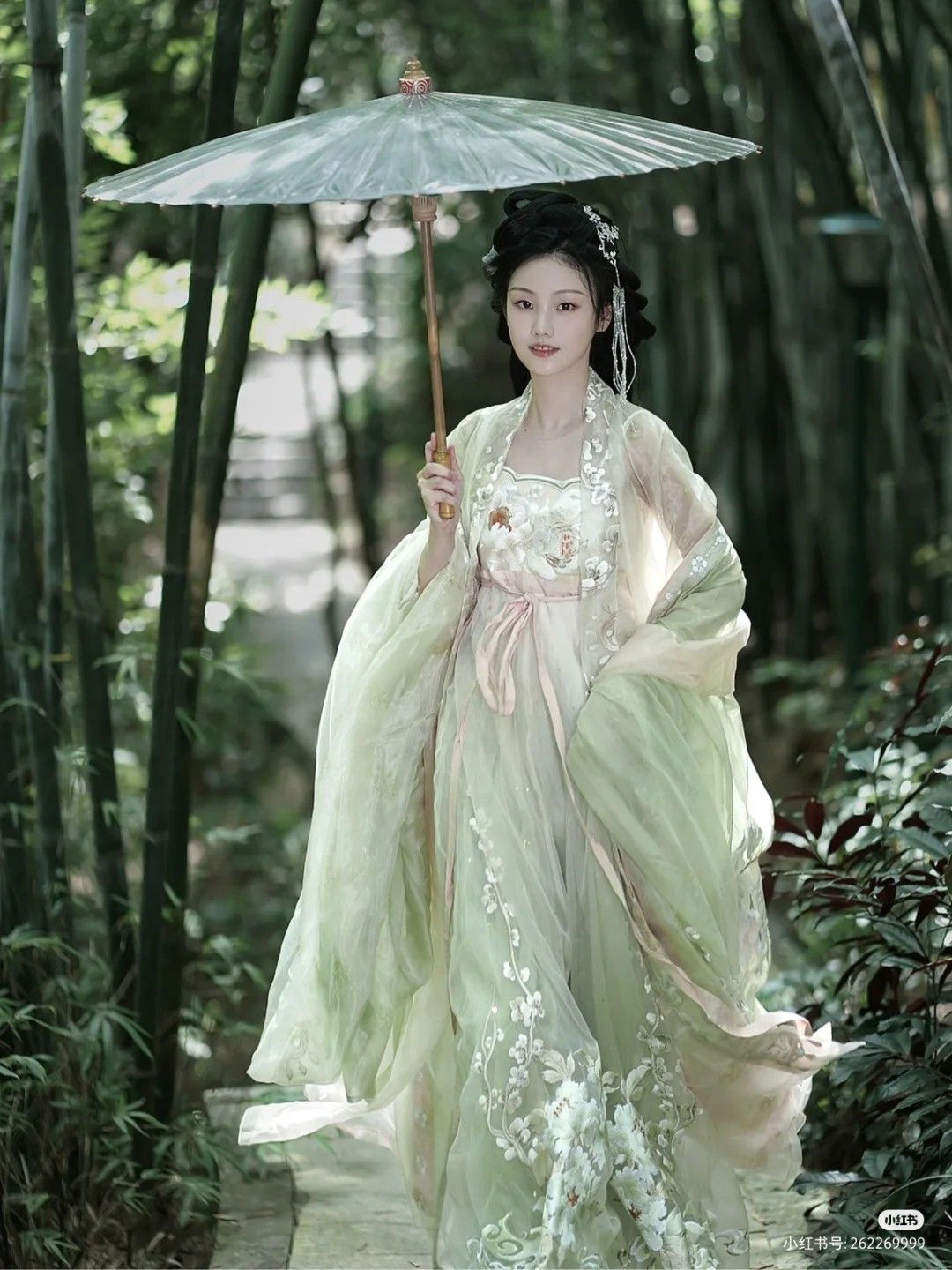 Daily Life of Children in Traditional Hanfu Fashion