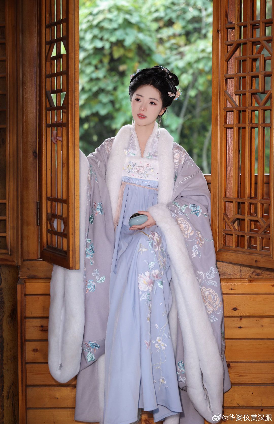 The Enchantment of Ancient Blue Hanfu:Unveiling the Splendor of Traditional Chinese Attire
