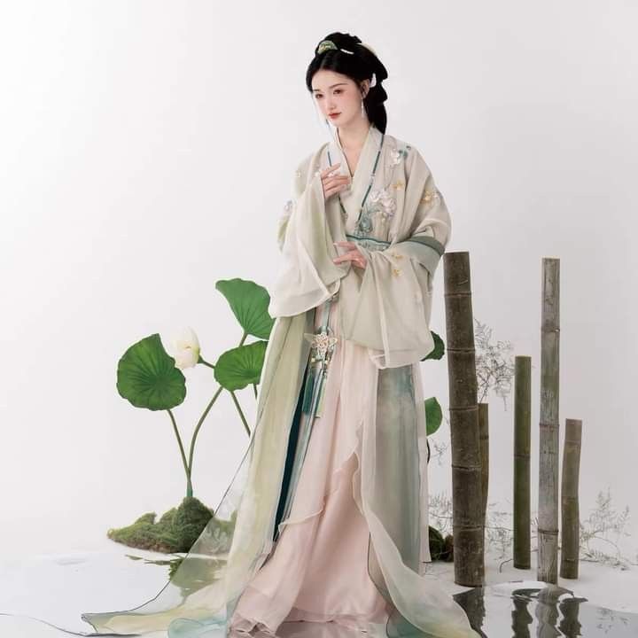 The Complete Guide to Hanfu:Embracing the Elegance of Broad-sleeved Traditional Chinese Clothing The Complete Guide to Hanfu:Embracing the Elegance of Broad-sleeved Traditional Chinese Clothing