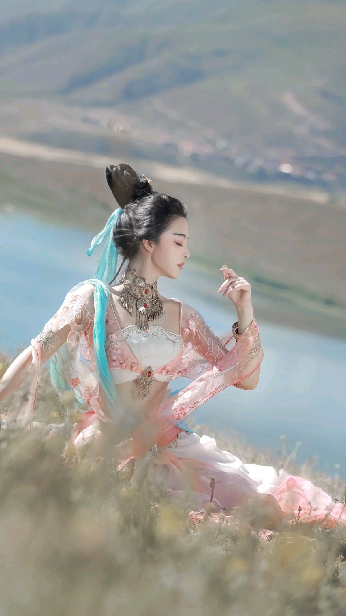 The Splendor of Tang-Era Hanfu:The Charm of Chest-High Robes and Skirted Gowns