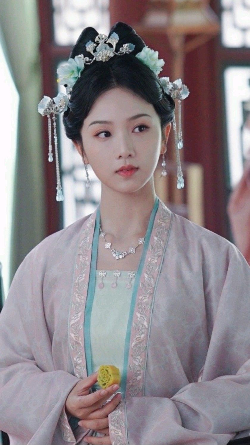 The Revival of Hanfu:Junior Schoolgirls Embracing Traditional Womens Ancient Costume in China