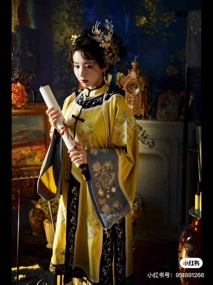 Elegant Women in Traditional Chinese Fashion:The Rise of Hanfu and Minguo Style