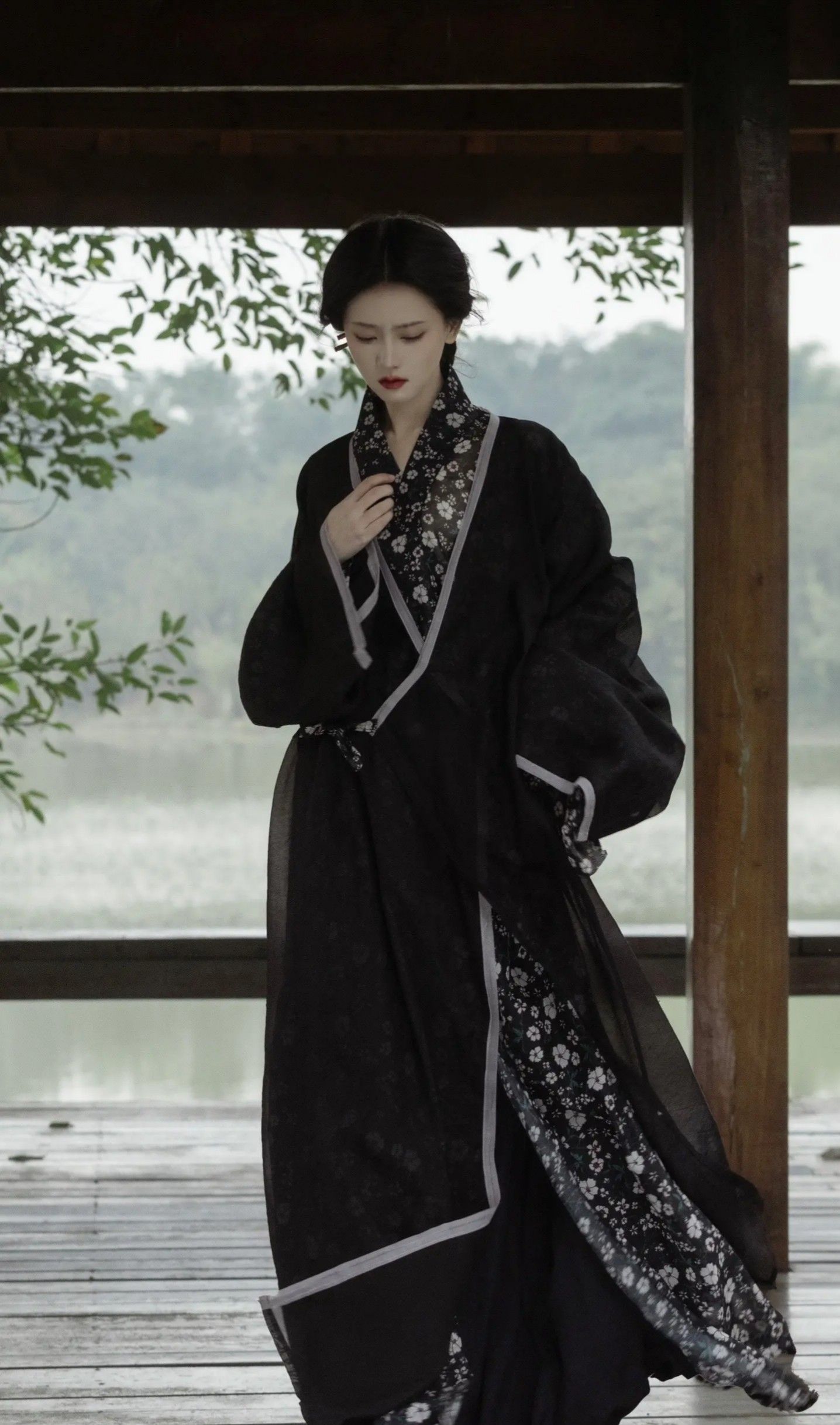 The Charm of Short Cheongsam Blouses for Women in Their 40s and 50s