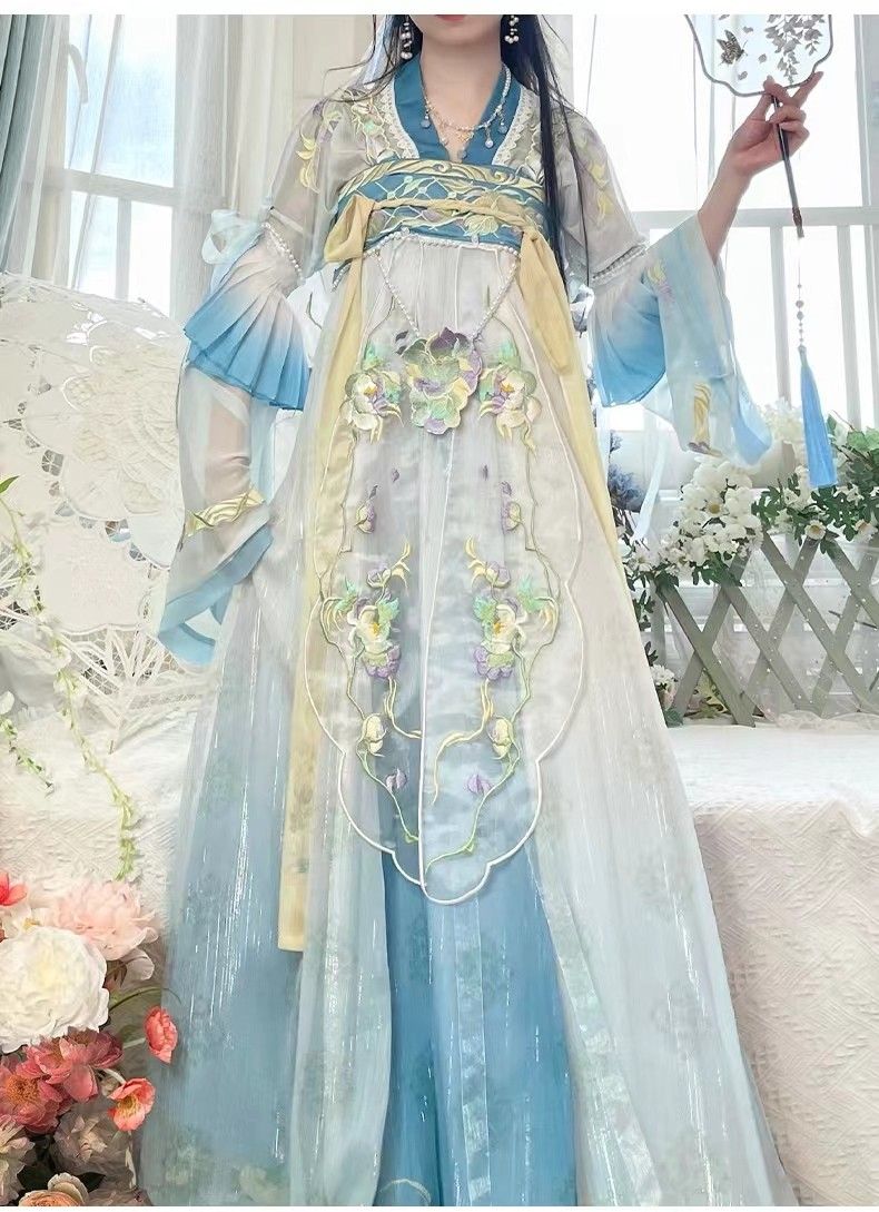 The Engagement Ceremony of Cheongsam Love:A Cultural Blend of Tradition and Modernity