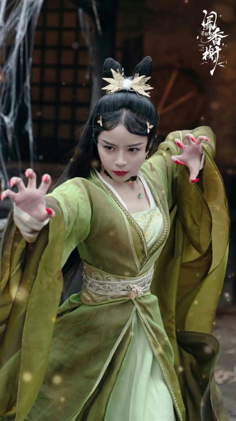 The Splendor of Red Blossoms in Hanfu Headwear:A Journey into Traditional Chinese Beauty