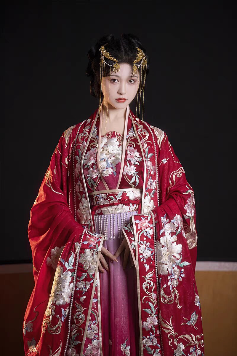 Qiqi Weis Cheongsam Elegance:Embracing Traditional Charm in Modern Fashion
