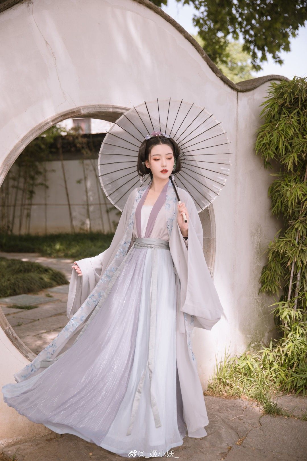 The Equestrian Charm of the Ma-Mian Skirt and the Blue-Phoenix Dance
