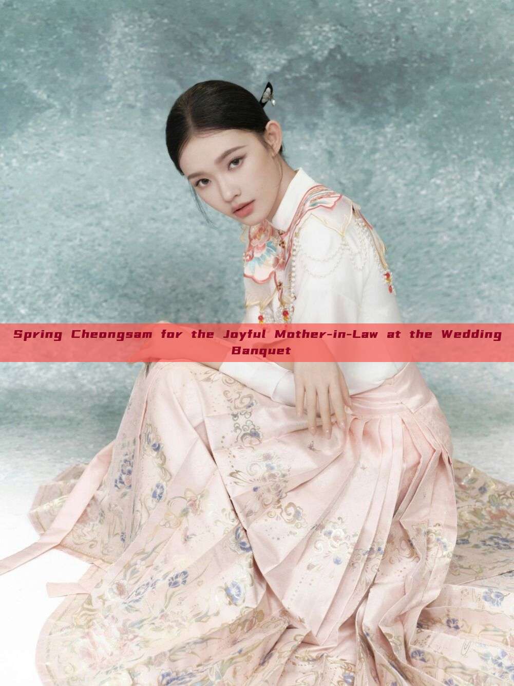 Spring Cheongsam for the Joyful Mother-in-Law at the Wedding Banquet Spring Cheongsam for the Joyful Mother-in-Law at the Wedding Banquet