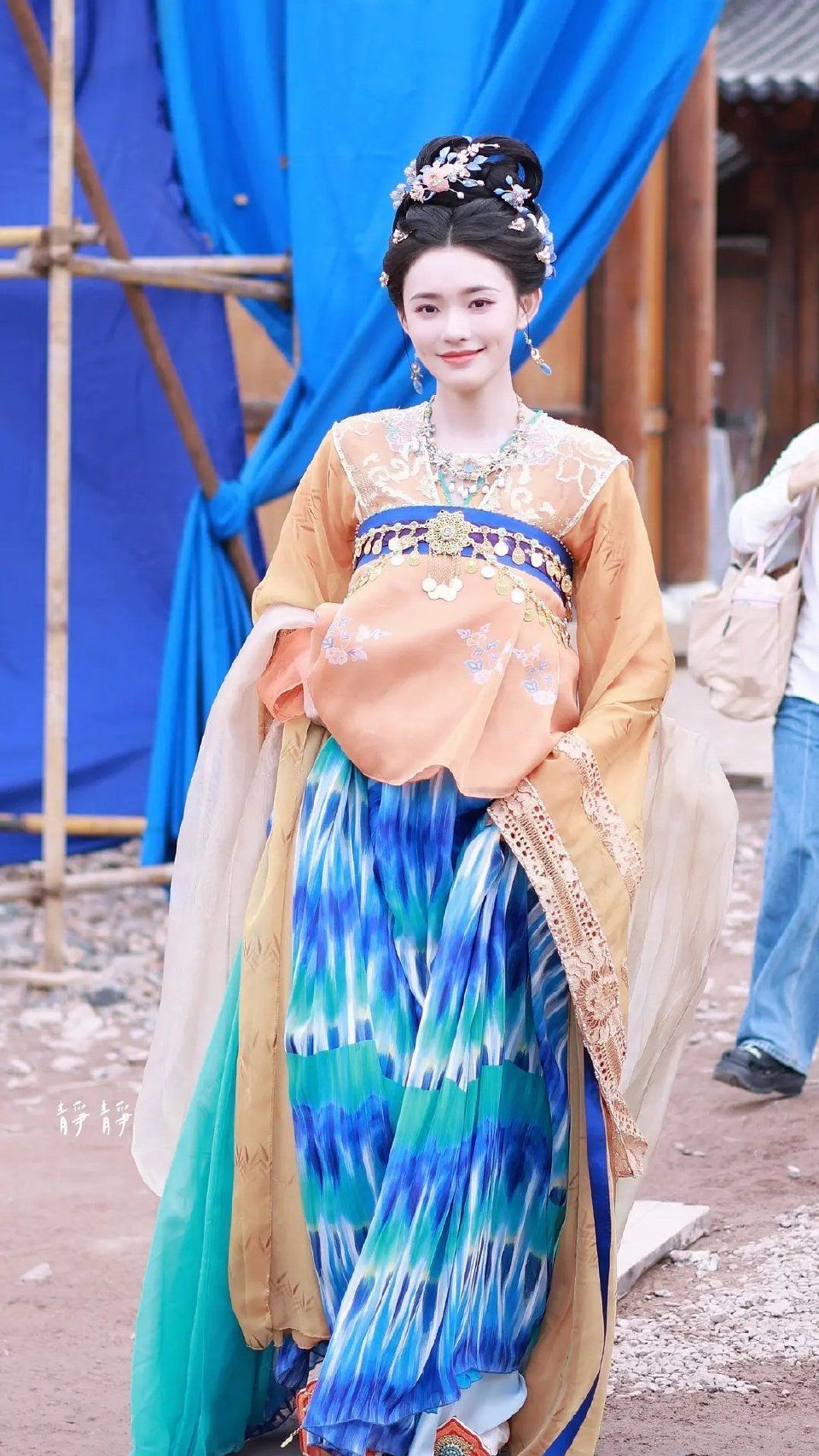 Children in Peony-Patterned Hanfu,Embracing the Splendor of牡丹花 Children in Peony-Patterned Hanfu,Embracing the Splendor of牡丹花