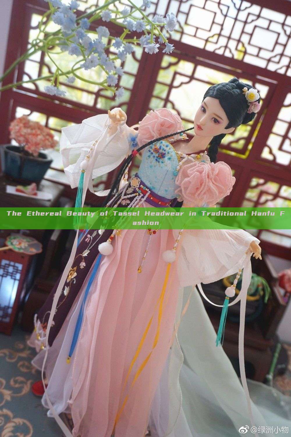 The Ethereal Beauty of Tassel Headwear in Traditional Hanfu Fashion